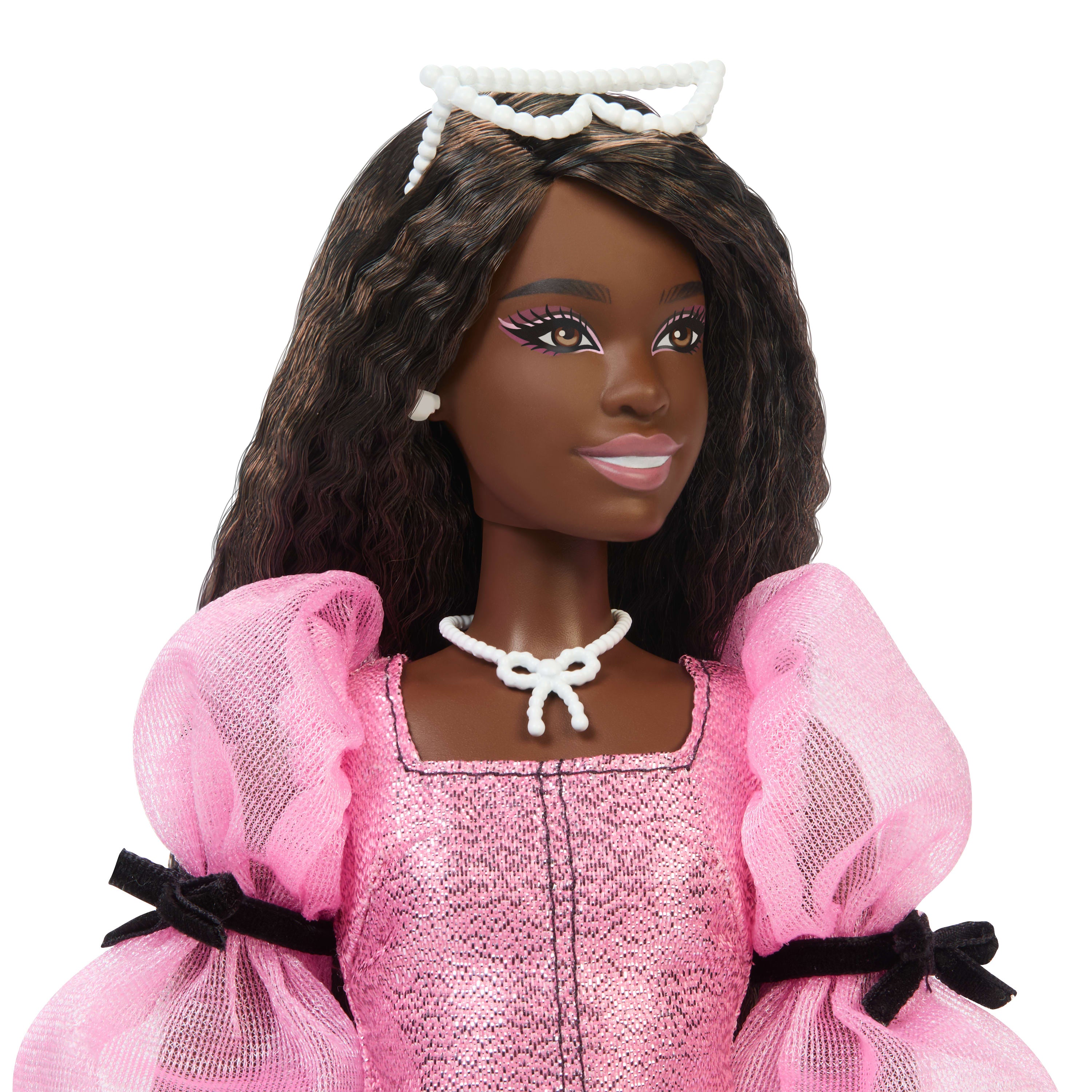 Barbie Deluxe Style bebek (14), kolları kabarık, klasik Barbie tarzında metalik pembe elbise giyen kahverengi saçlı bebek