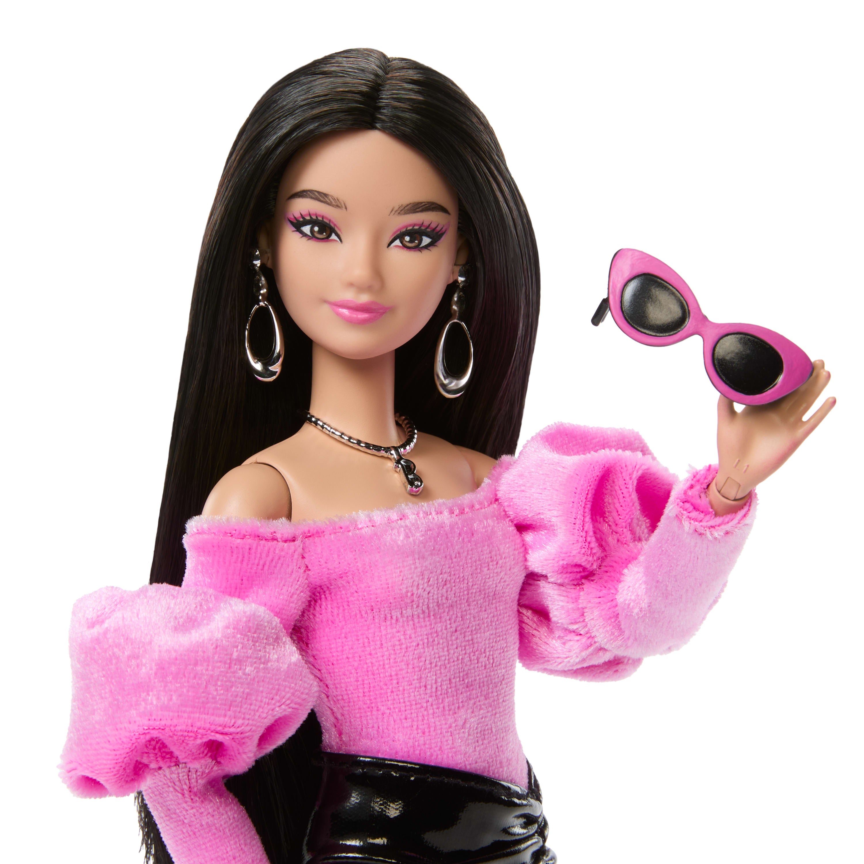 Barbie Deluxe Style bebek (13), klasik Barbie tarzında pembe üst ve parlak mini etek giyen siyah saçlı bebek