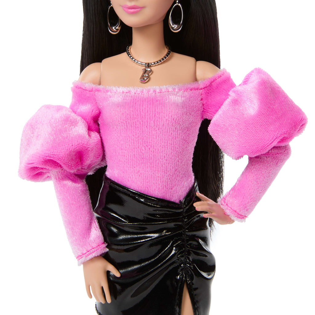 Barbie Deluxe Style bebek (13), klasik Barbie tarzında pembe üst ve parlak mini etek giyen siyah saçlı bebek