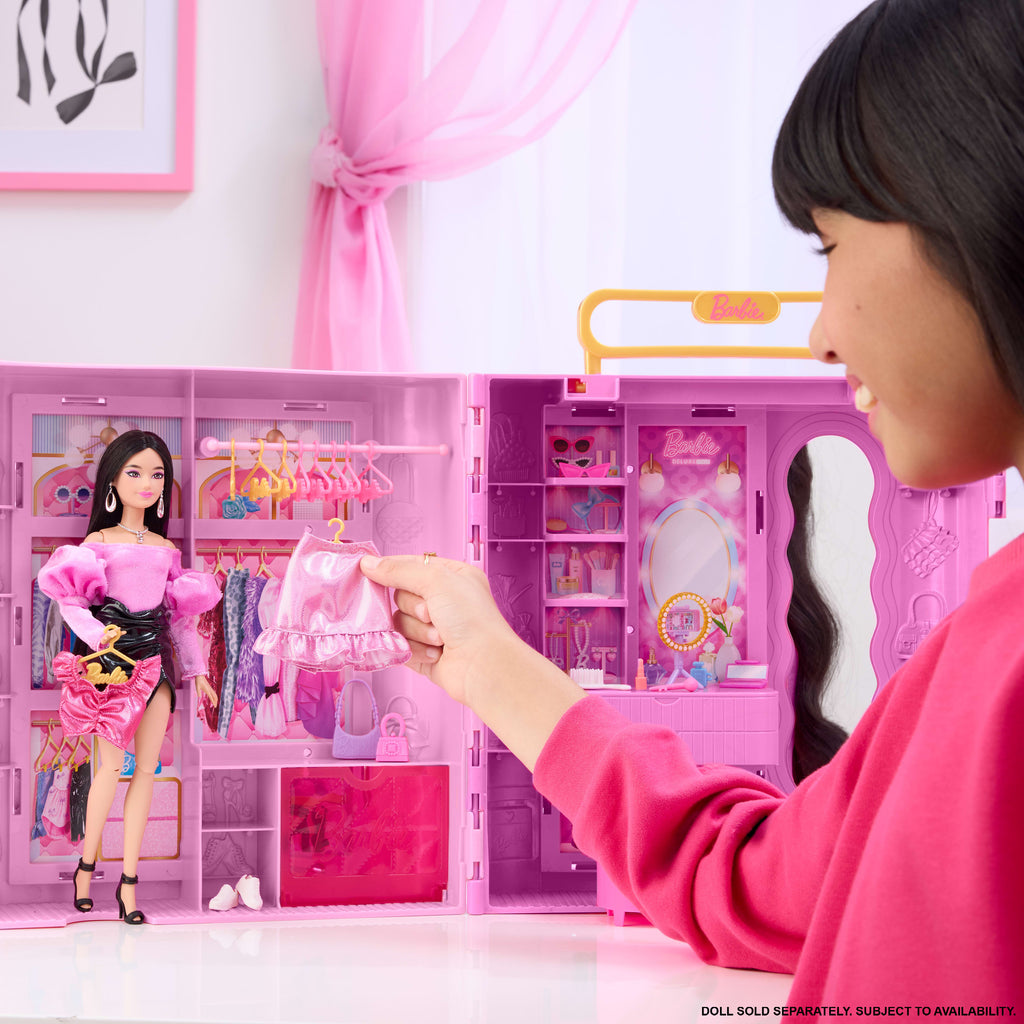 Barbie döndür ve kombinle özellikli gardırop, makyaj alanı, puf, 4 kıyafet, 20'den fazla parça ve taşınabilir saklama alanı