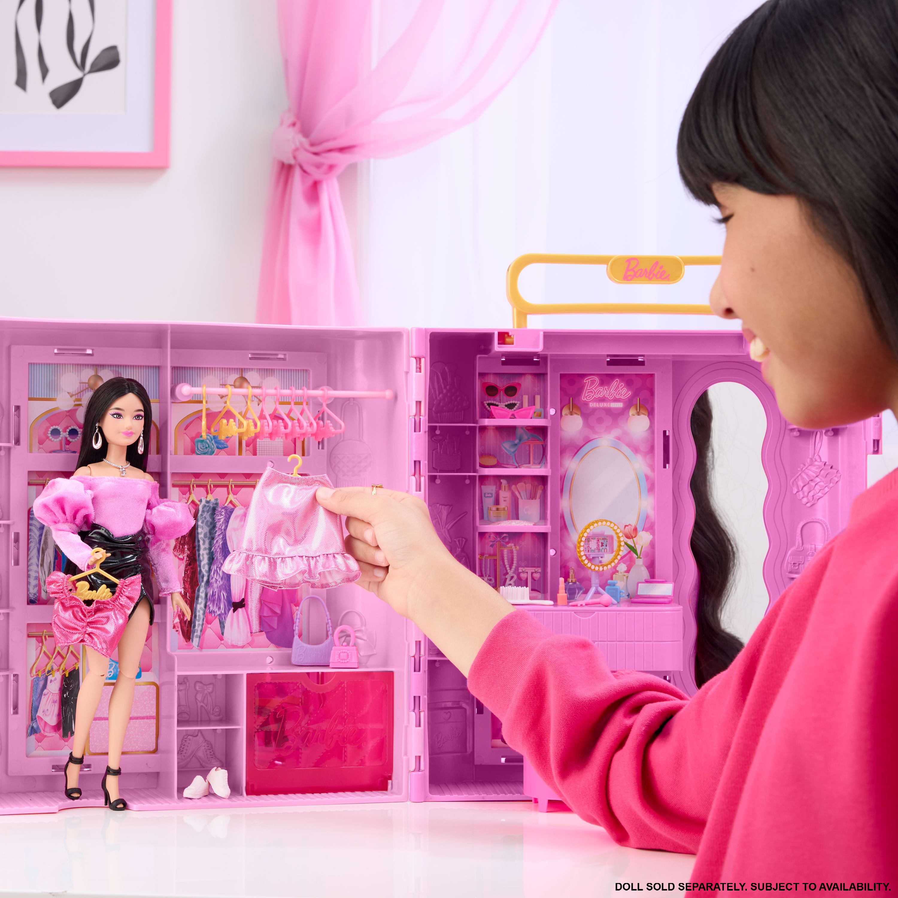 Barbie döndür ve kombinle özellikli gardırop, makyaj alanı, puf, 4 kıyafet, 20'den fazla parça ve taşınabilir saklama alanı