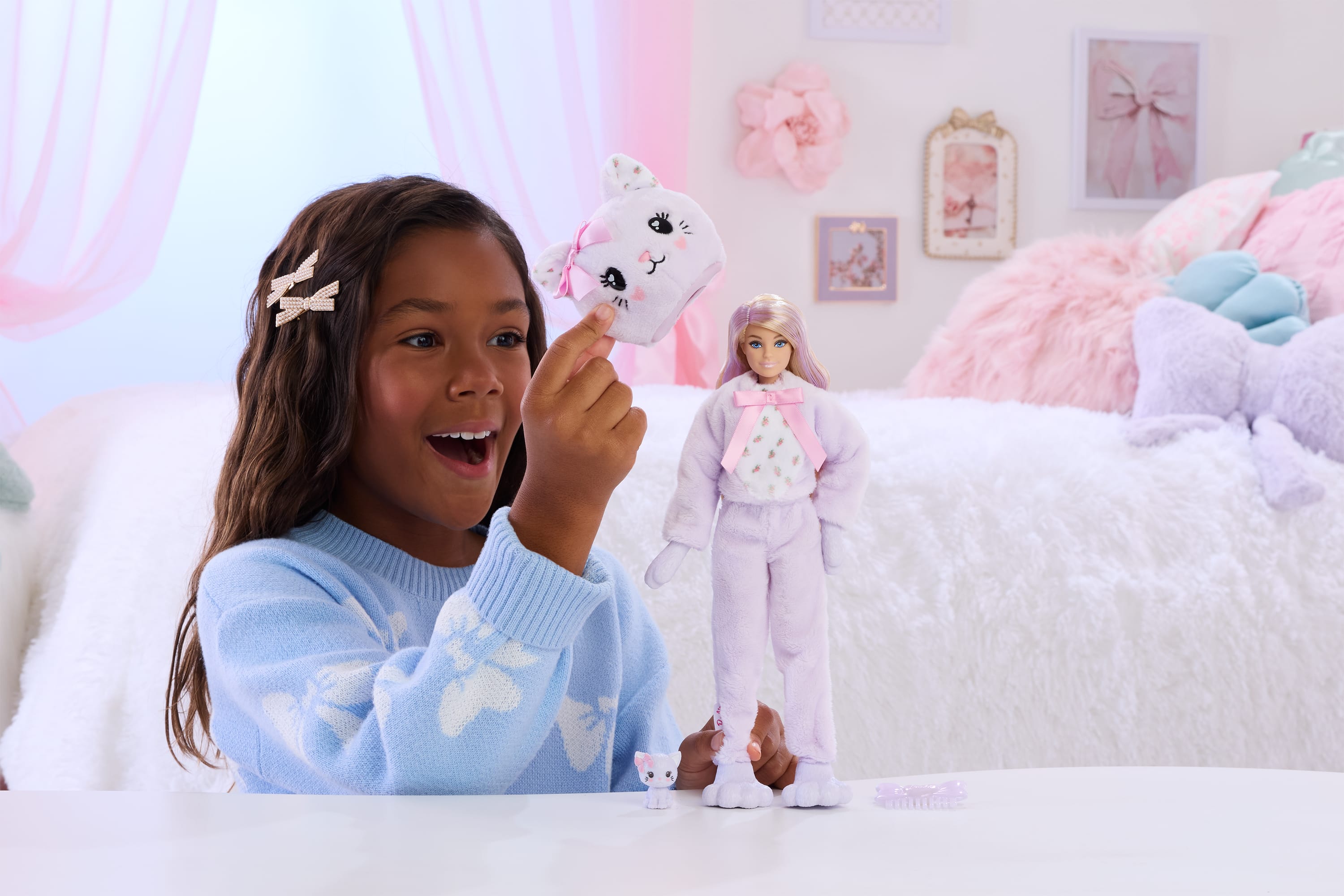 Barbie Cutie Reveal bebek ve aksesuarları, Yumuşak Dostlar Serisi kedicik, 10 sürpriz