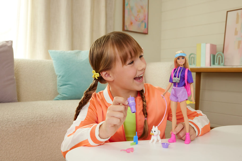 Barbie "Malibu" doğa maceraları bebeği, 10'dan fazla kamp aksesuarı ve evcil hayvan