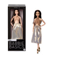 Barbie Basics Model 07 Moda Bebeği – Sarışın Saçlı, Altın Rengi Baskılı Beyaz Pantolon Kombinli Sergilik Bebek