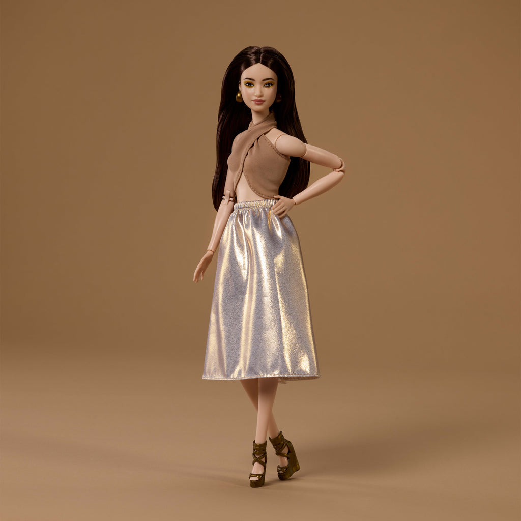 Barbie Basics Model 07 Moda Bebeği – Sarışın Saçlı, Altın Rengi Baskılı Beyaz Pantolon Kombinli Sergilik Bebek