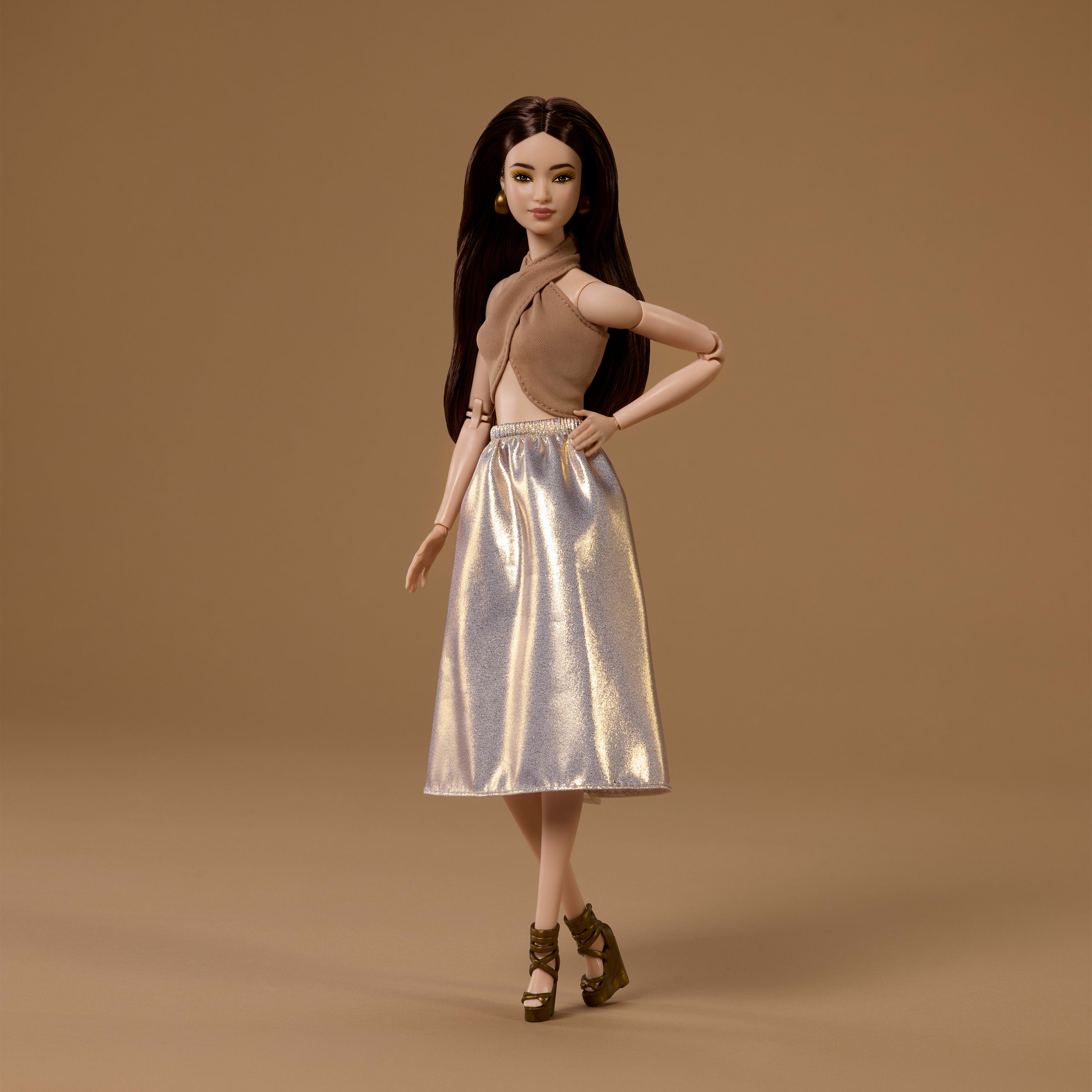 Barbie Basics Model 07 Moda Bebeği – Sarışın Saçlı, Altın Rengi Baskılı Beyaz Pantolon Kombinli Sergilik Bebek