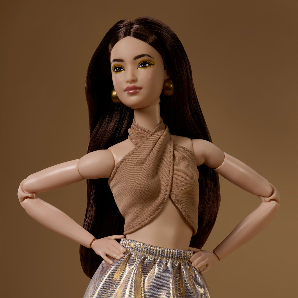 Barbie Basics Model 07 Moda Bebeği – Sarışın Saçlı, Altın Rengi Baskılı Beyaz Pantolon Kombinli Sergilik Bebek
