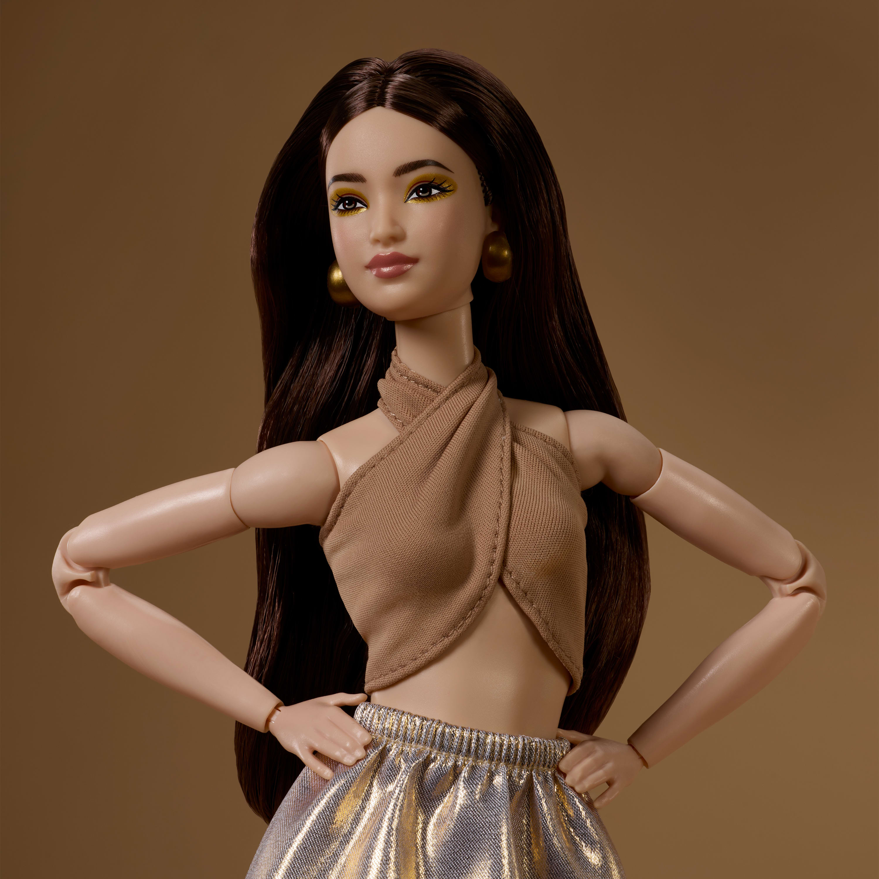 Barbie Basics Model 07 Moda Bebeği – Sarışın Saçlı, Altın Rengi Baskılı Beyaz Pantolon Kombinli Sergilik Bebek