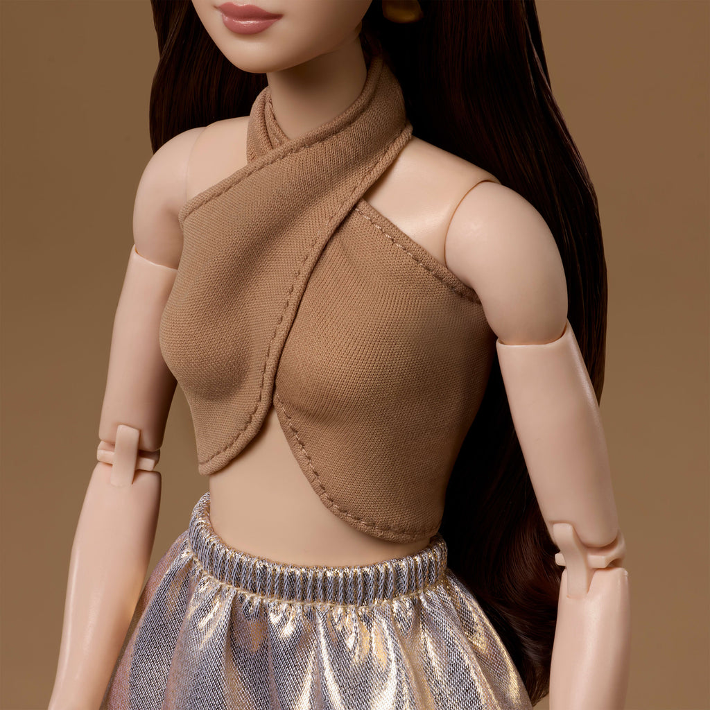 Barbie Basics Model 07 Moda Bebeği – Sarışın Saçlı, Altın Rengi Baskılı Beyaz Pantolon Kombinli Sergilik Bebek