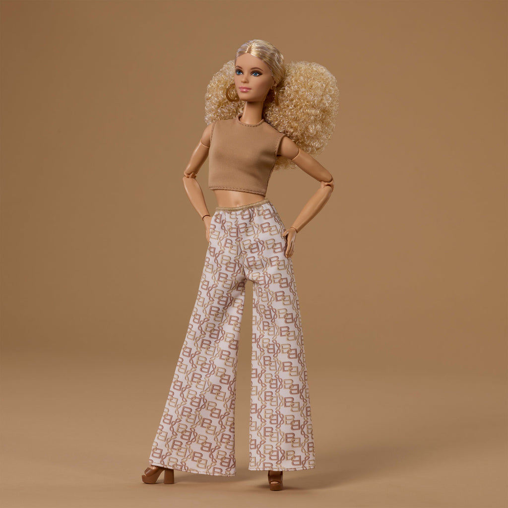 Barbie Basics altın rengi etek ve kolsuz üst giyen siyah saçlı koleksiyona uygun bebek, 6 numara