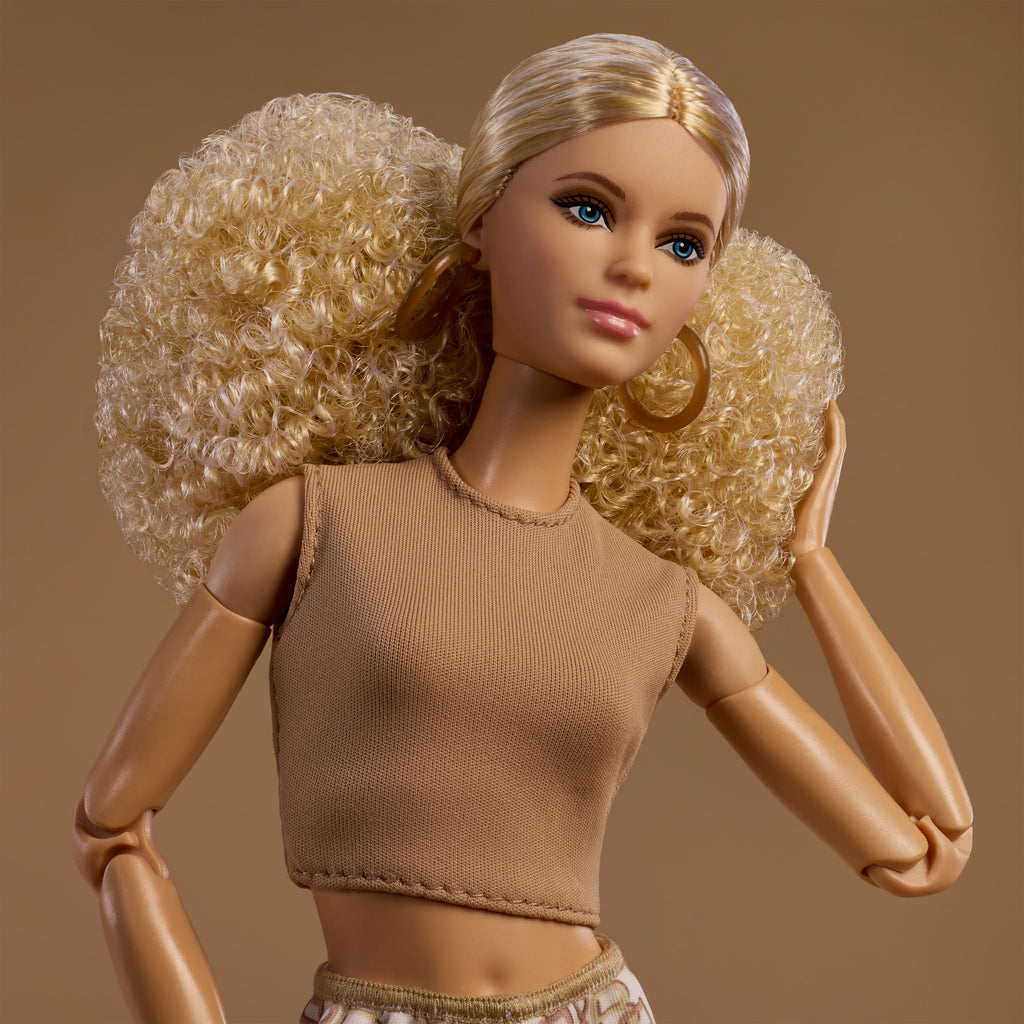 Barbie Basics altın rengi etek ve kolsuz üst giyen siyah saçlı koleksiyona uygun bebek, 6 numara