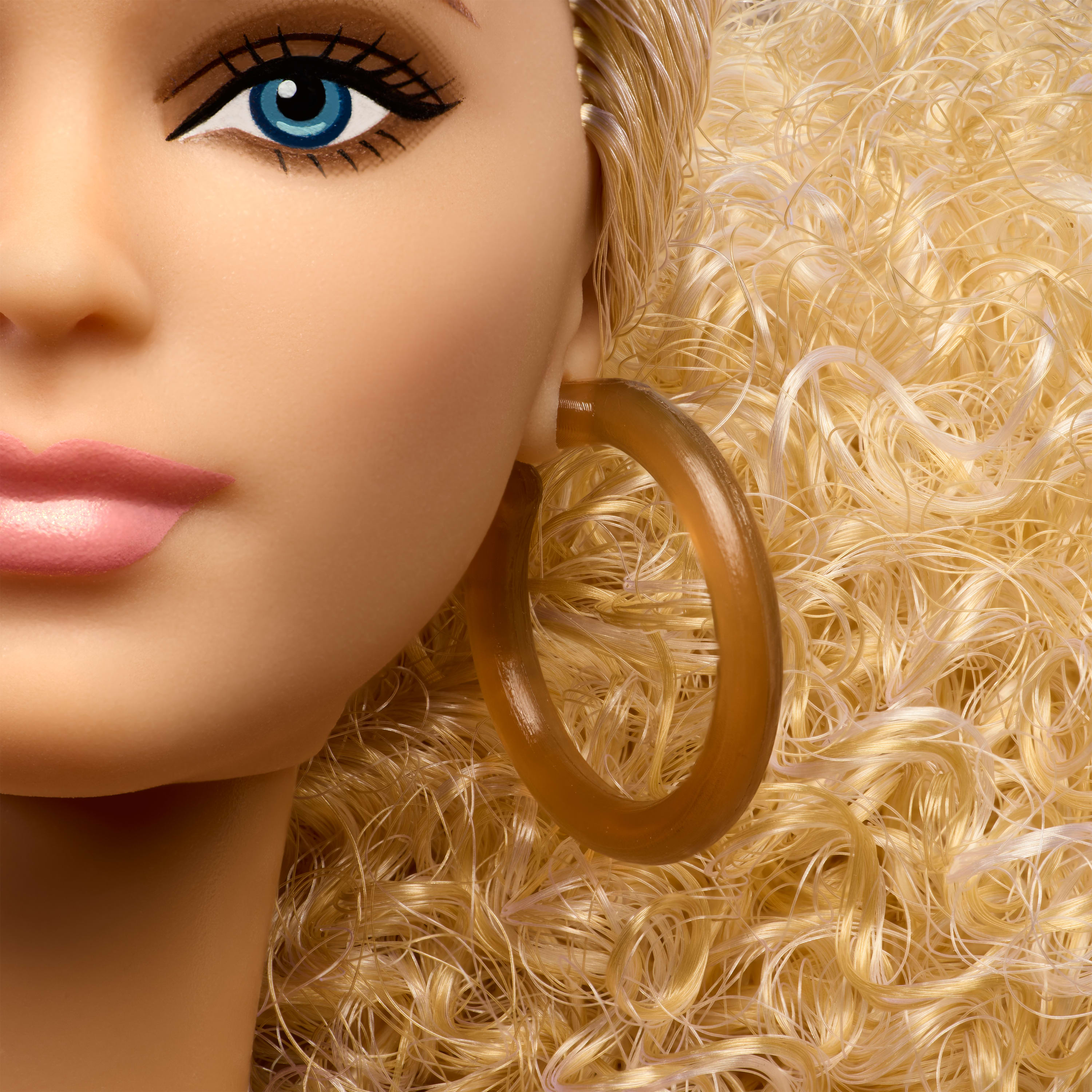 Barbie Basics altın rengi etek ve kolsuz üst giyen siyah saçlı koleksiyona uygun bebek, 6 numara