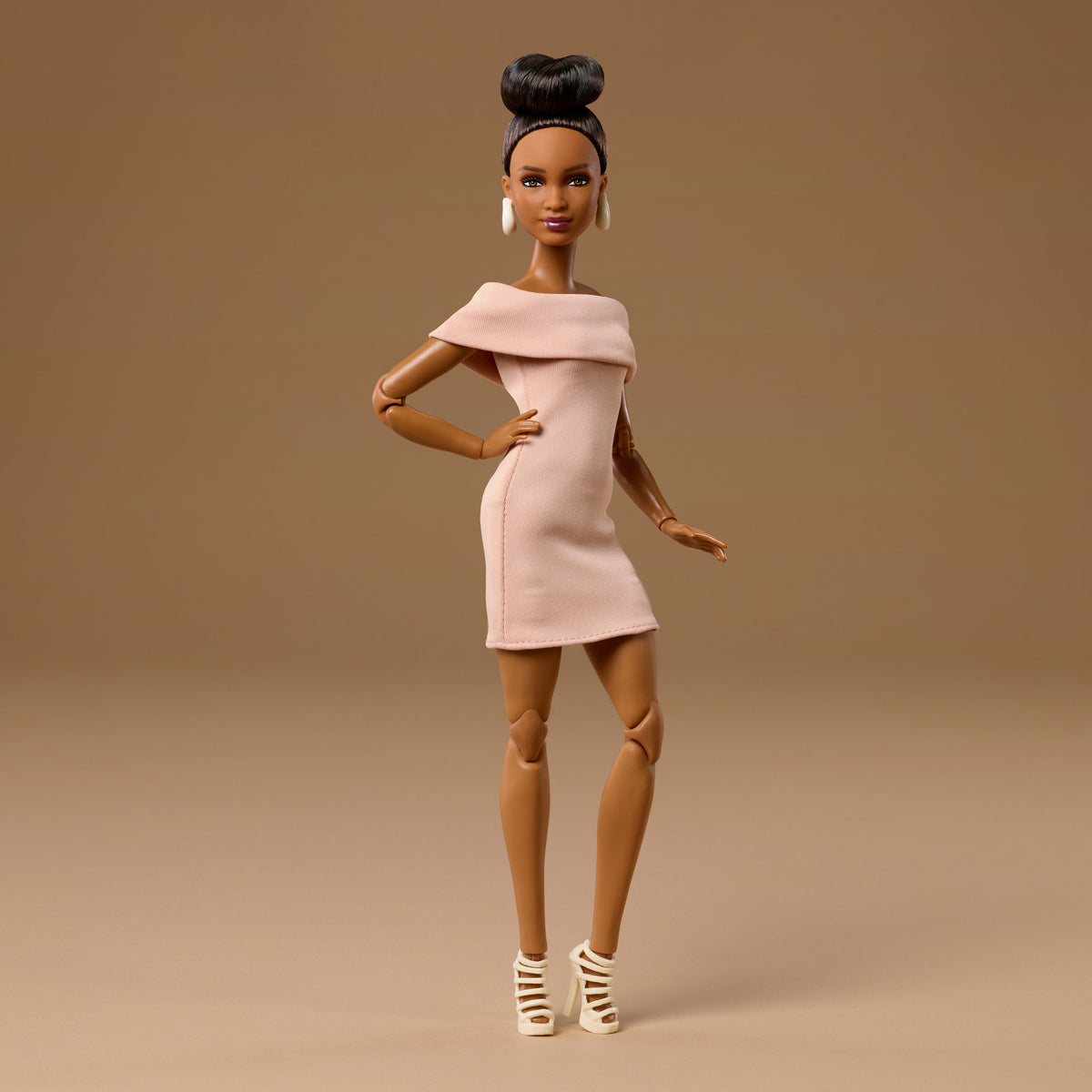 Barbie Basics Siyah Saçlı Sergilik Bebek, Taba Elbise ve Bantlı Topuklu Ayakkabı, Model 08