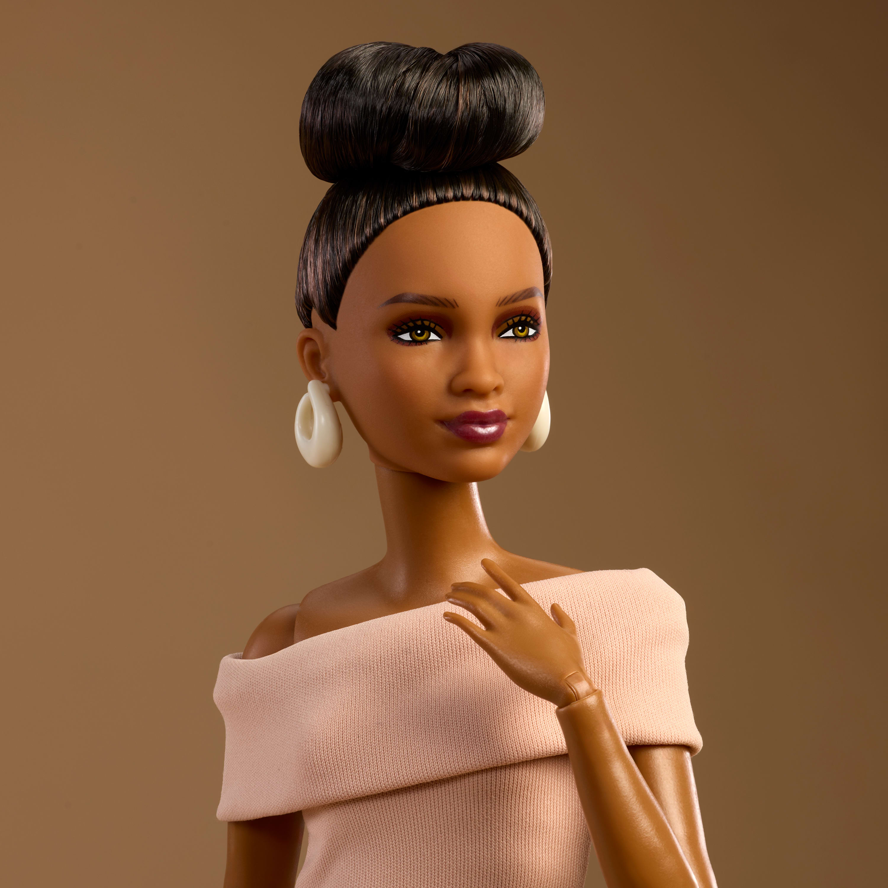 Barbie Basics Siyah Saçlı Sergilik Bebek, Taba Elbise ve Bantlı Topuklu Ayakkabı, Model 08