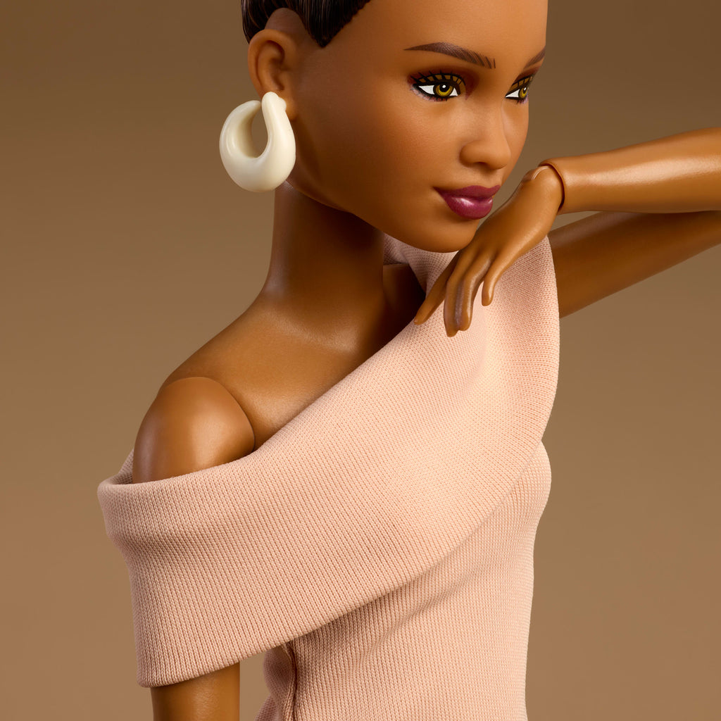 Barbie Basics Siyah Saçlı Sergilik Bebek, Taba Elbise ve Bantlı Topuklu Ayakkabı, Model 08