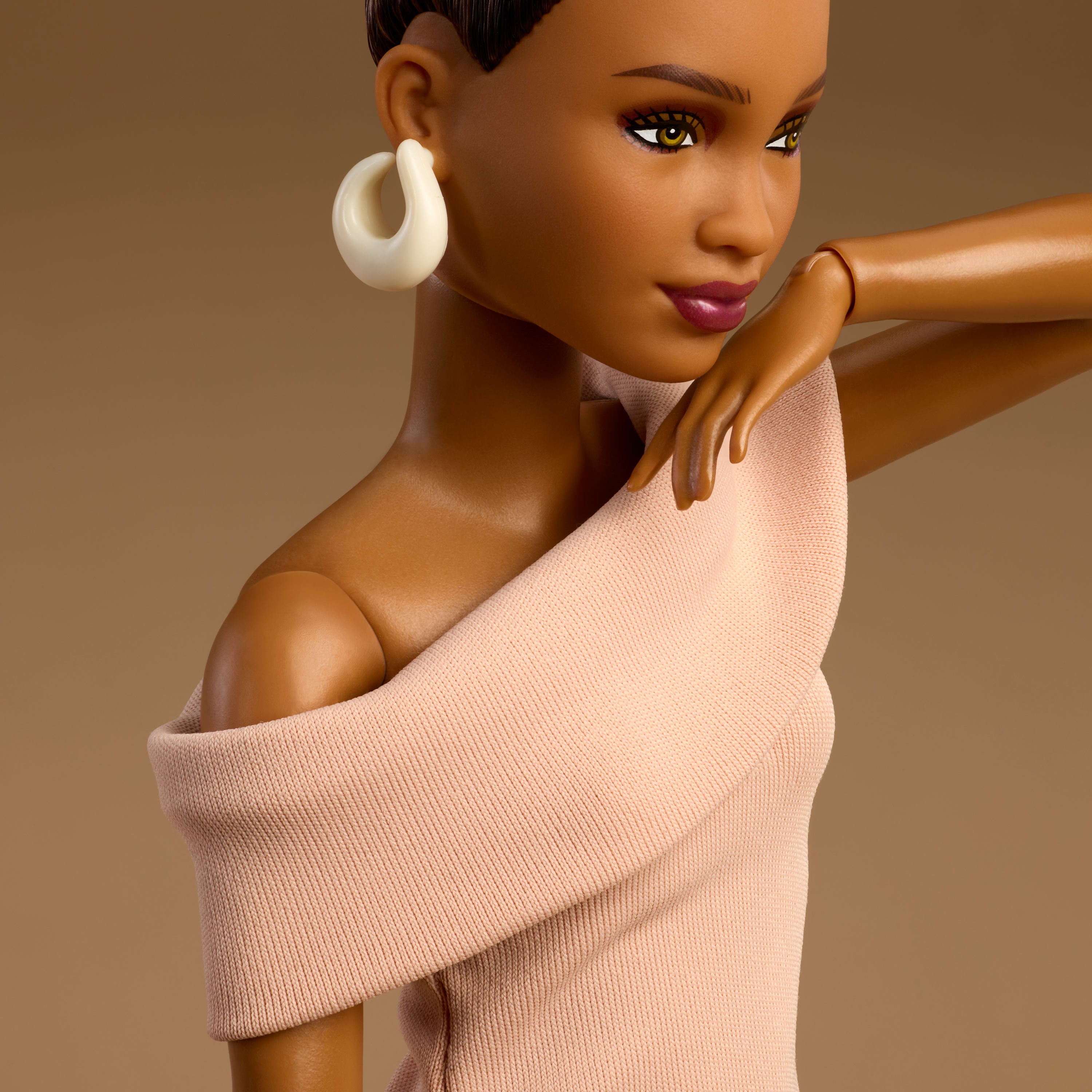 Barbie Basics Siyah Saçlı Sergilik Bebek, Taba Elbise ve Bantlı Topuklu Ayakkabı, Model 08