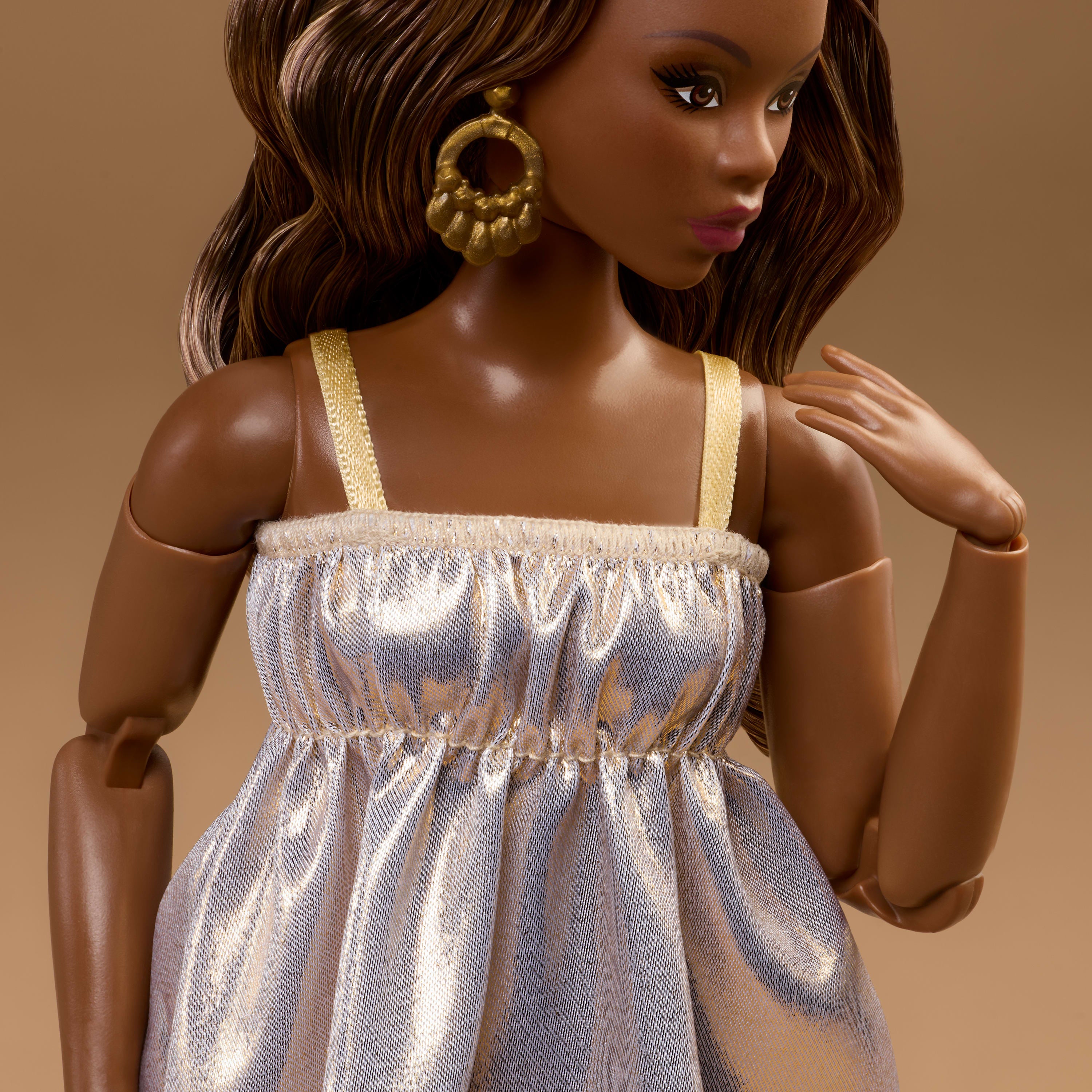 Barbie Basics Model 09 Moda Bebeği - Altın Elbiseli, Esmer Saçlı | JJX28