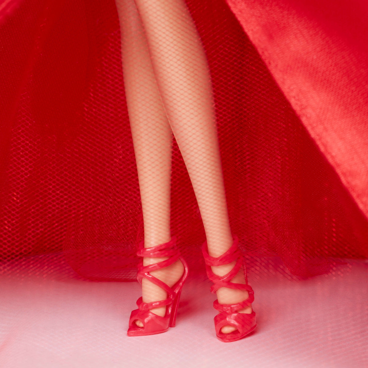 Barbie Signature 2026 Mutlu Yıllar Barbie bebeği, sezona özel koleksiyon ürünü, fiyonk detaylı kırmızı elbise giyen sarı saçlı bebek