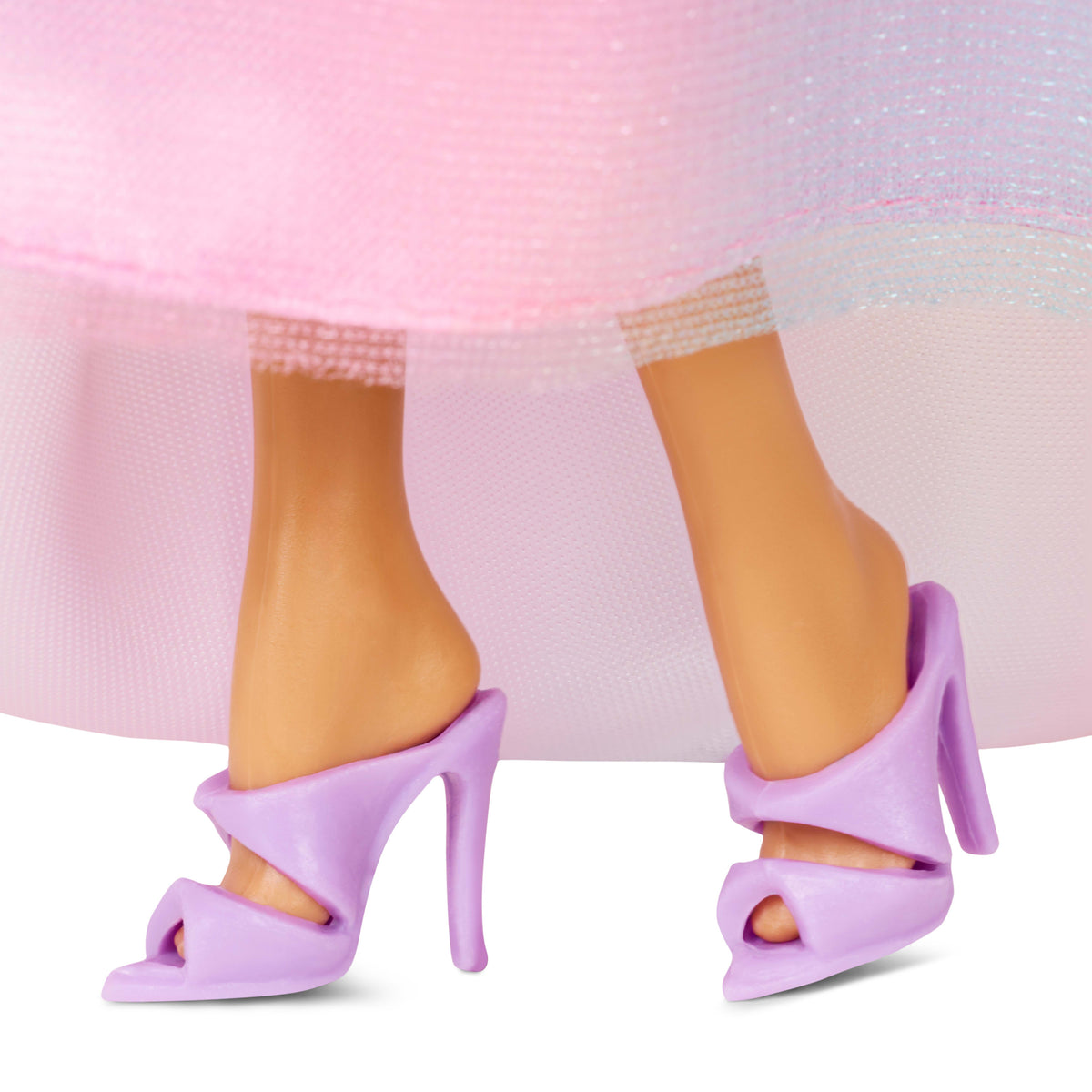 Pastel gökkuşağı efektli elbisesiyle koleksiyona uygun Barbie Signature Doğum Günü Prensesi bebek hediyesi