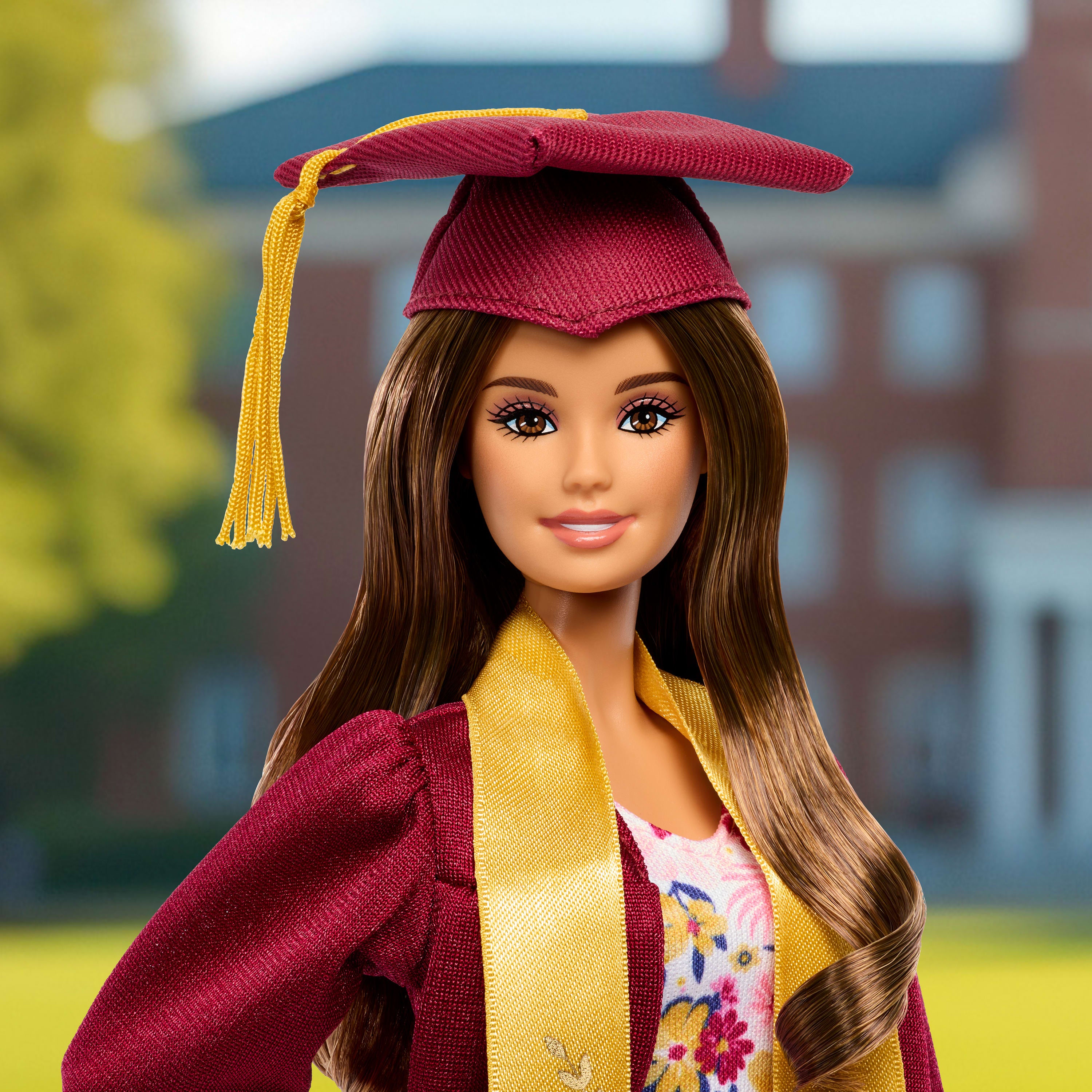 Bordo cübbesi ve püsküllü kepiyle koleksiyona uygun Barbie Signature Mezuniyet Dilekleri bebek hediyesi