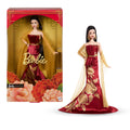 Altın rengi şakayık desenli kırmızı elbise giyen Barbie Signature Çin Yeni Yılı bebeği, koleksiyona uygun tatil hediyesi