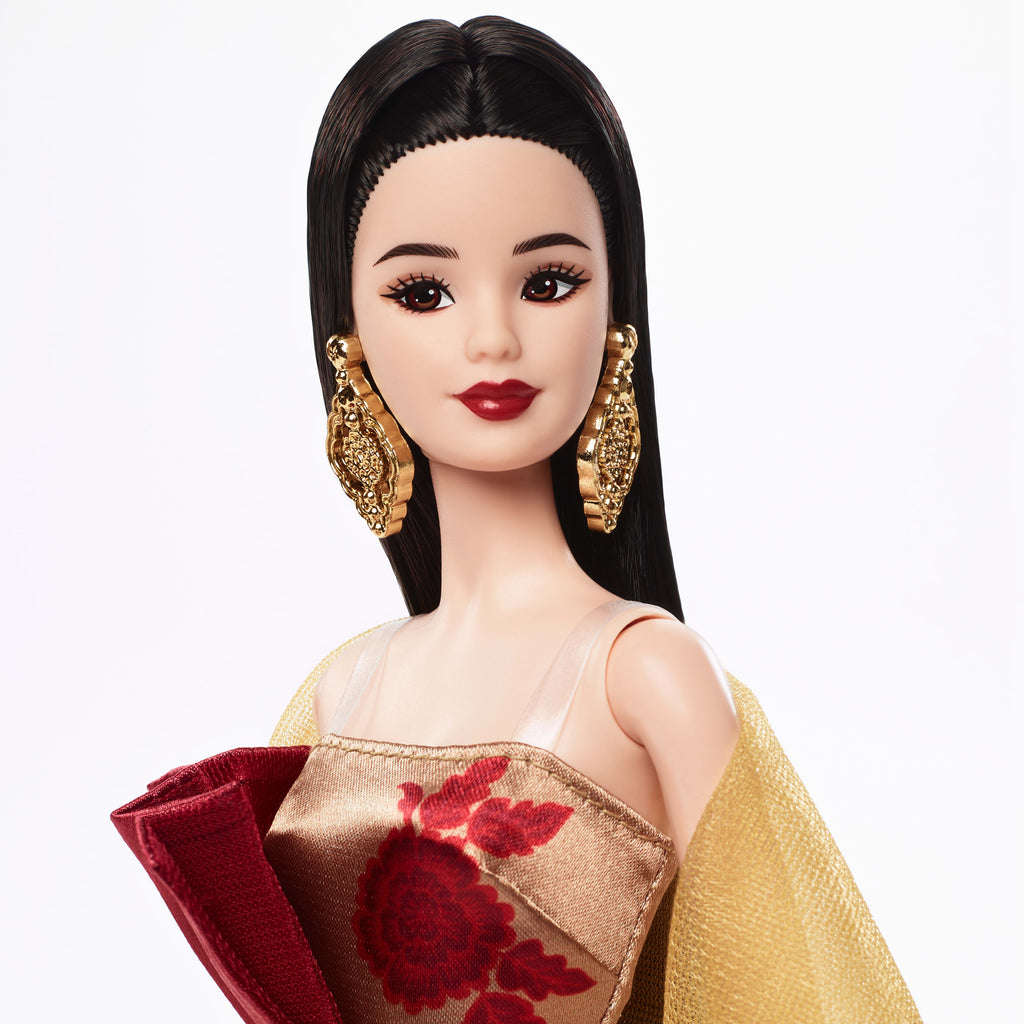 Altın rengi şakayık desenli kırmızı elbise giyen Barbie Signature Çin Yeni Yılı bebeği, koleksiyona uygun tatil hediyesi