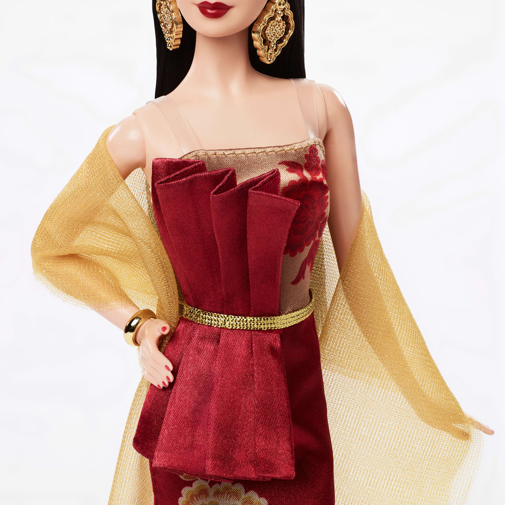 Altın rengi şakayık desenli kırmızı elbise giyen Barbie Signature Çin Yeni Yılı bebeği, koleksiyona uygun tatil hediyesi