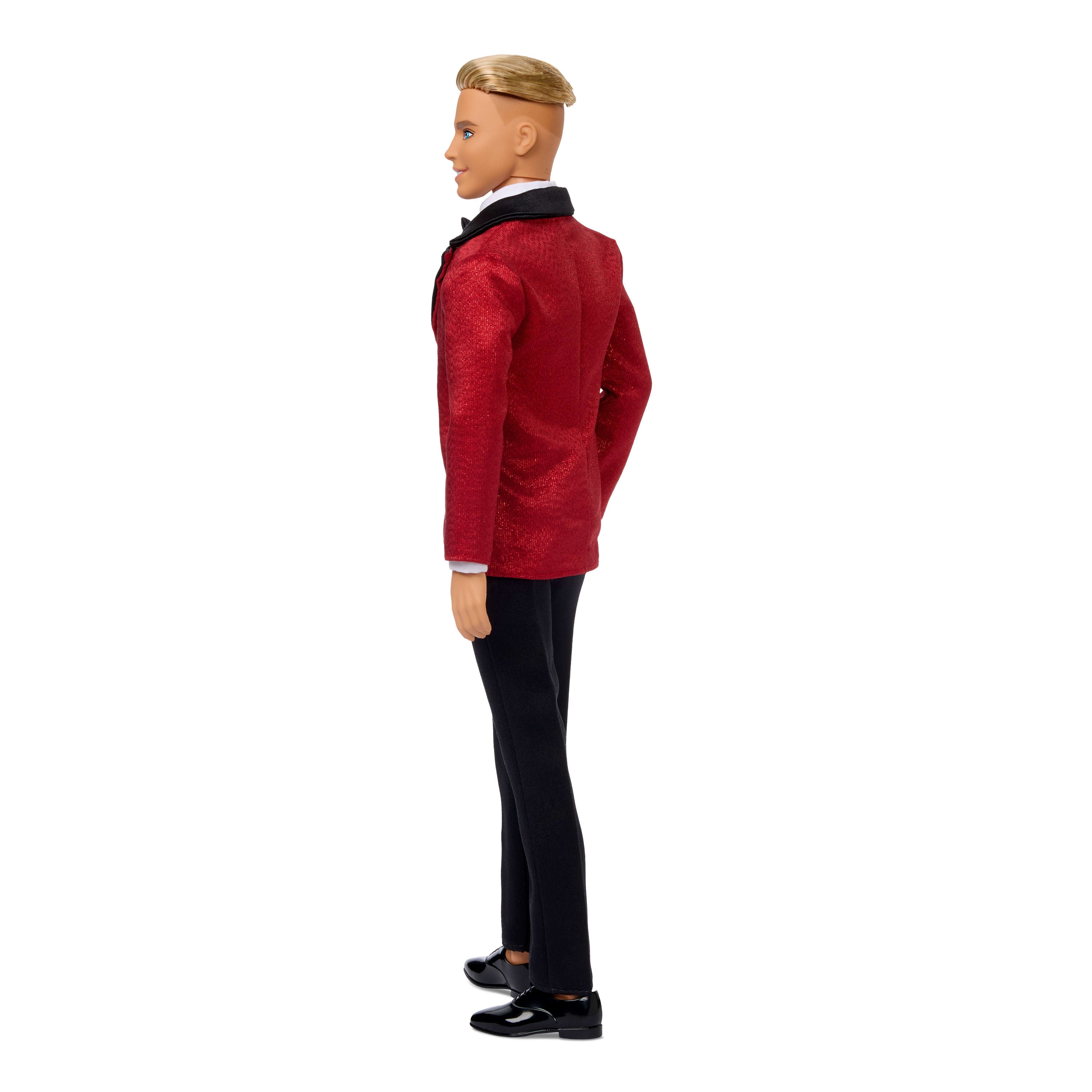 Kırmızı ceketli takım elbise giyen sarı saçlı Barbie Signature Ken 2026 Mutlu Yıllar bebeği, sezona özel koleksiyon ürünü