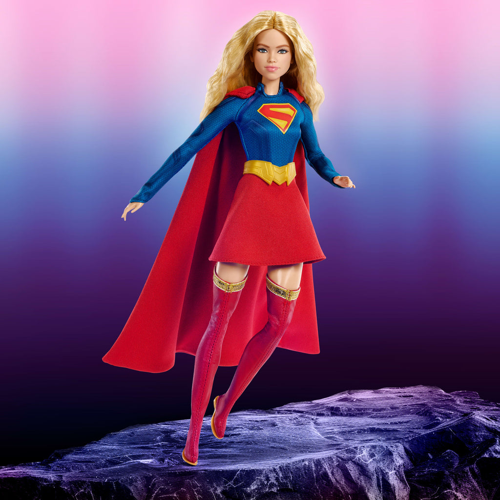 Barbie Signature DC Supergirl bebek, pelerinli süper kahraman kostümü