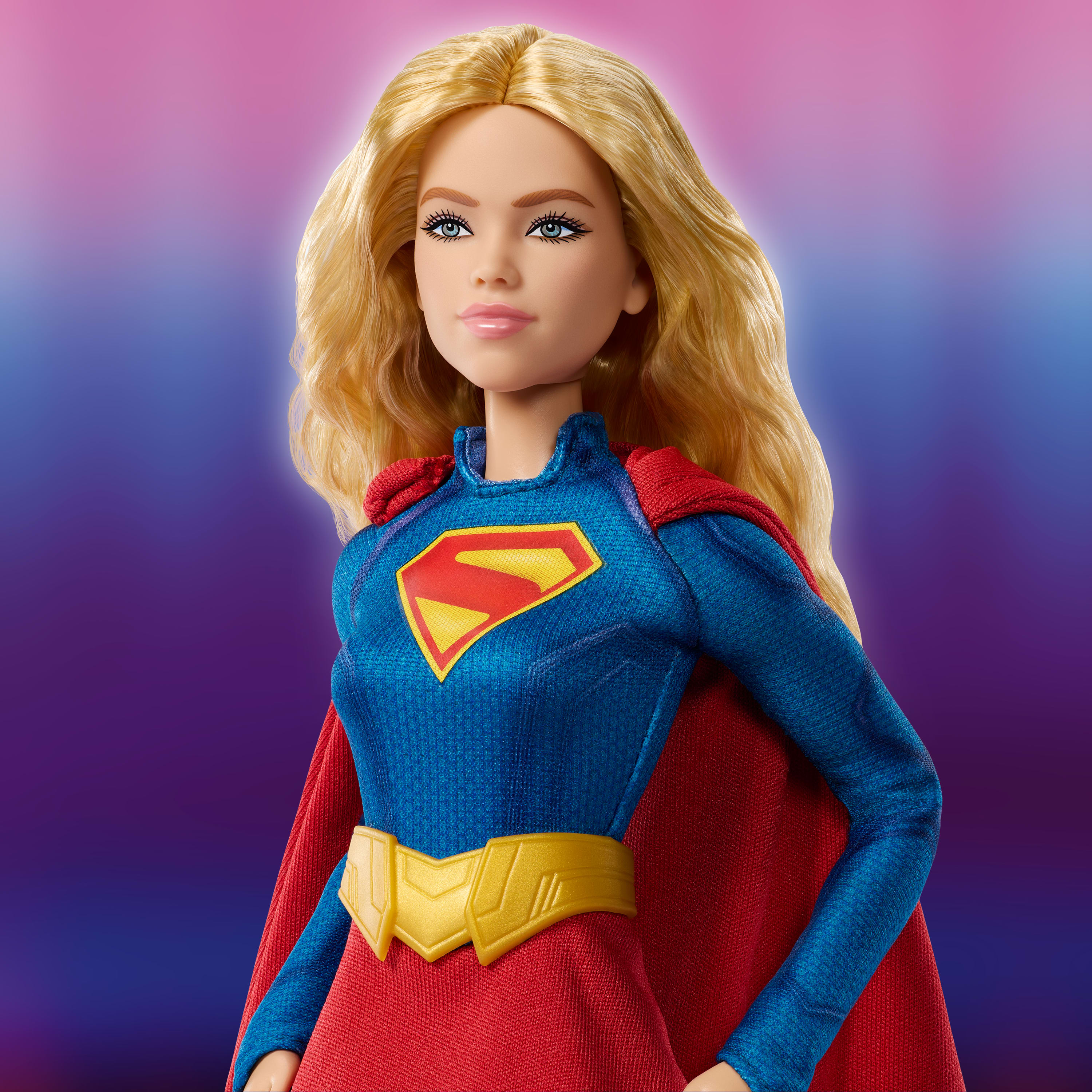 Barbie Signature DC Supergirl bebek, pelerinli süper kahraman kostümü