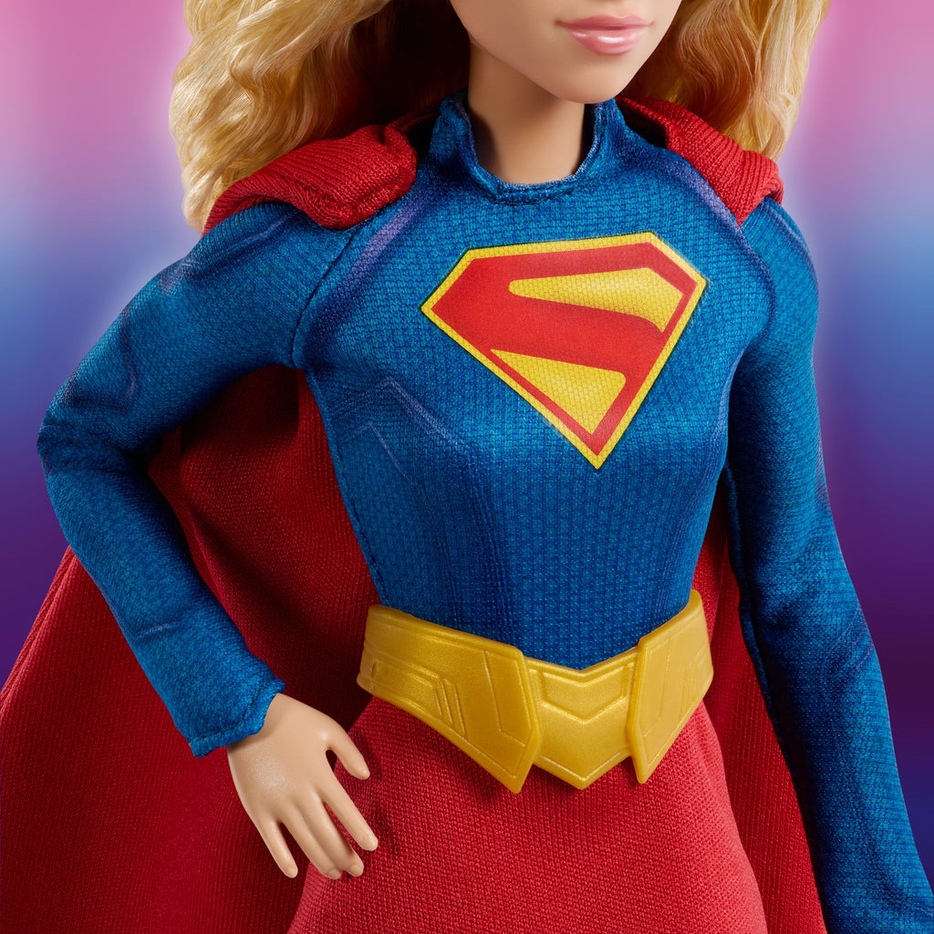 Barbie Signature DC Supergirl bebek, pelerinli süper kahraman kostümü