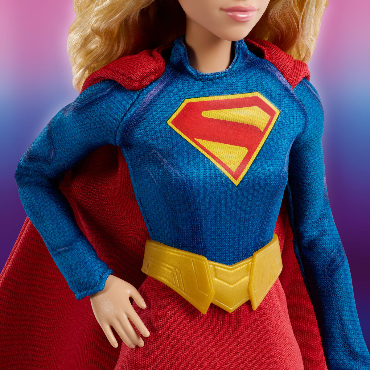 Barbie Signature DC Supergirl bebek, pelerinli süper kahraman kostümü