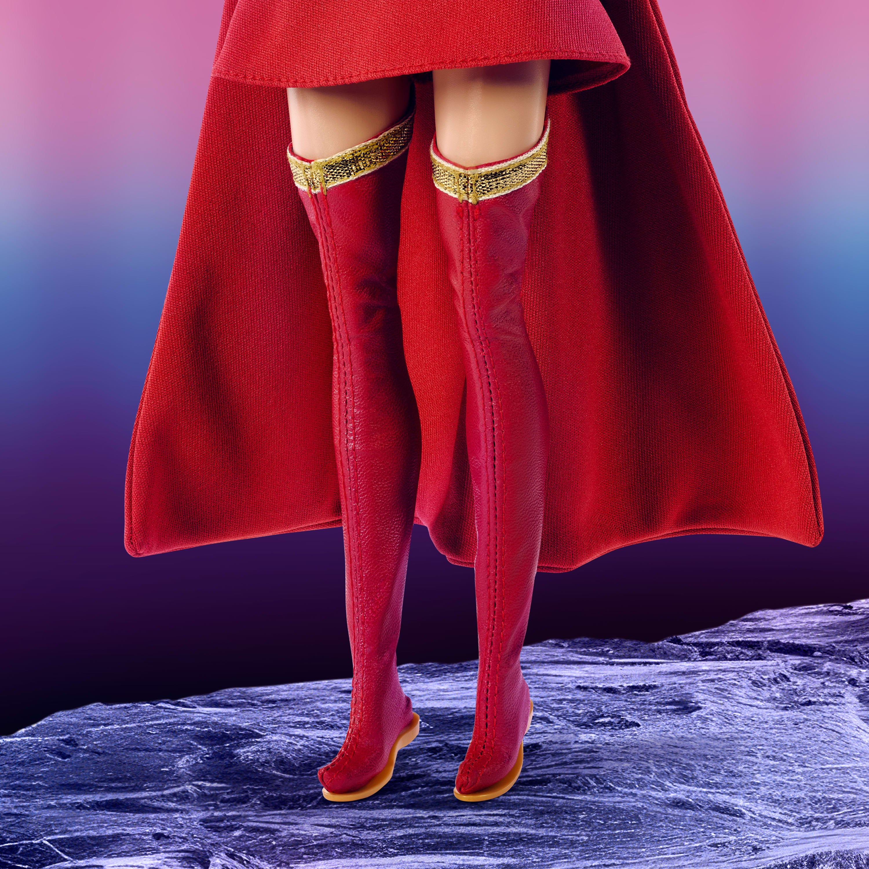 Barbie Signature DC Supergirl bebek, pelerinli süper kahraman kostümü