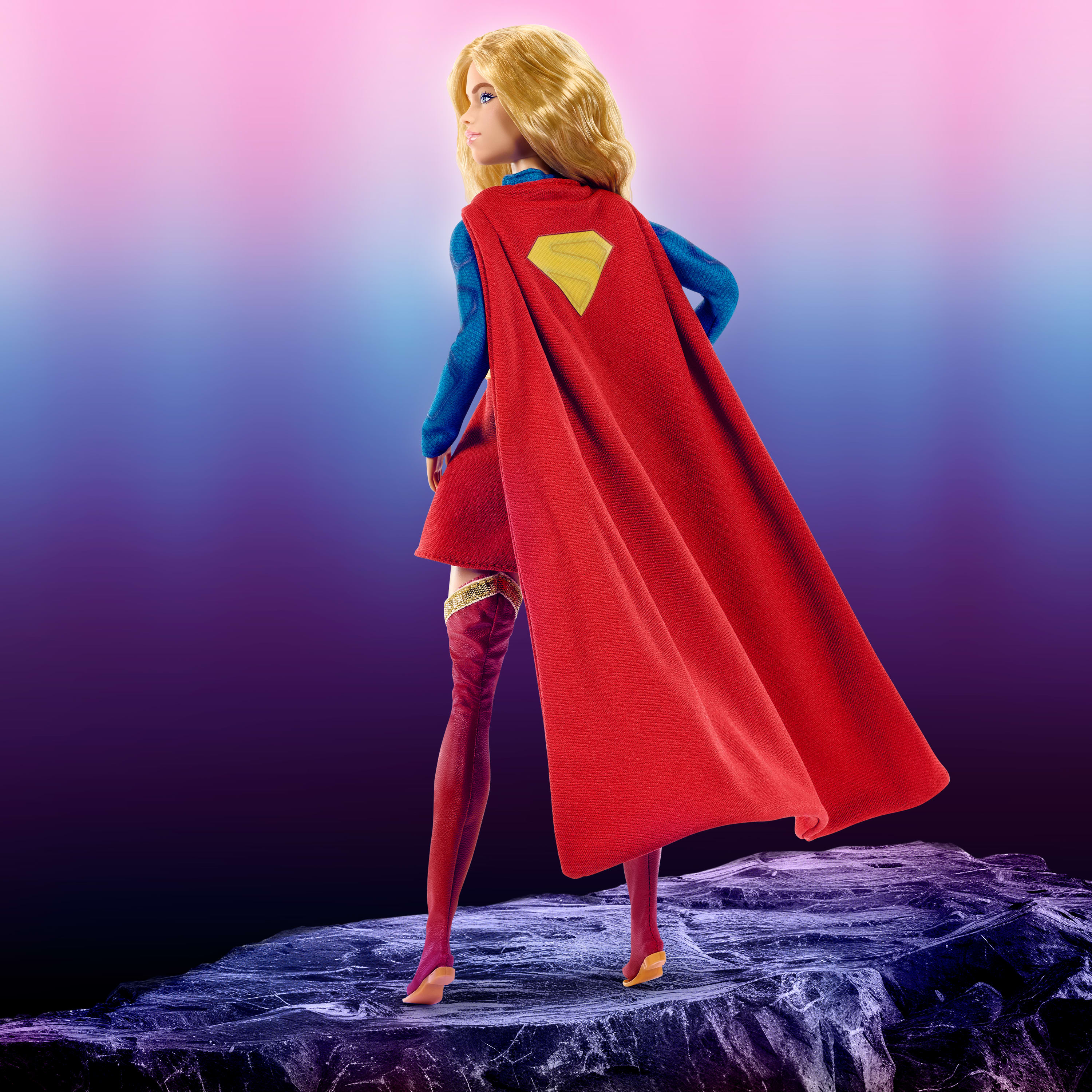 Barbie Signature DC Supergirl bebek, pelerinli süper kahraman kostümü