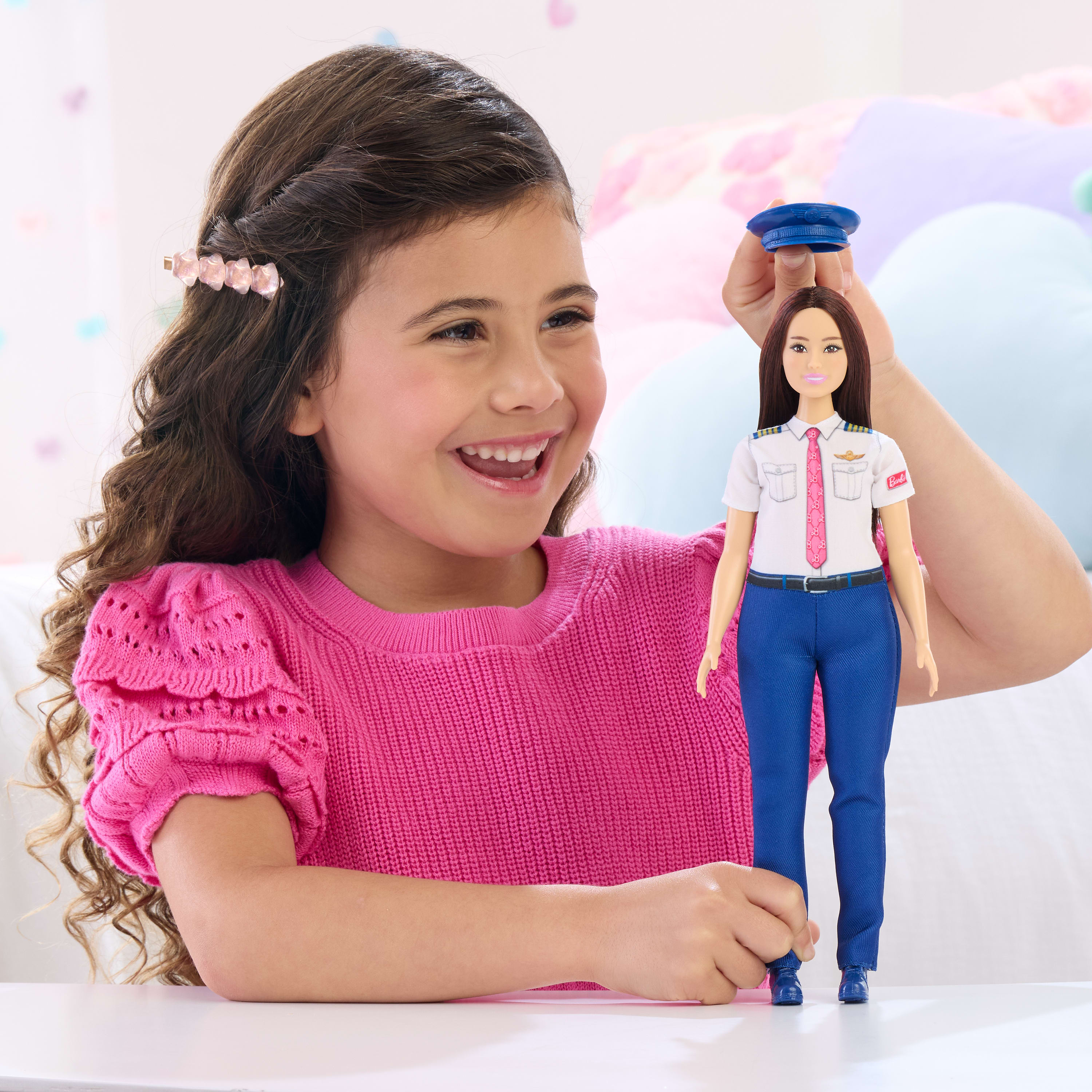 Çıkarılabilir üniforma ve ayakkabı giyen ve şapka takan Barbie Kariyer Bebekleri pilot bebek ve aksesuar