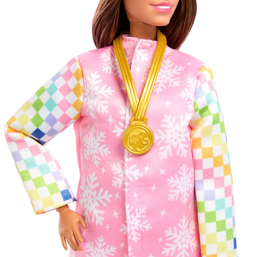Pembe montu ve renk değiştiren snowboard dahil 10'dan fazla aksesuarıyla Barbie Kariyer Bebekleri snowboard sporcusu bebek