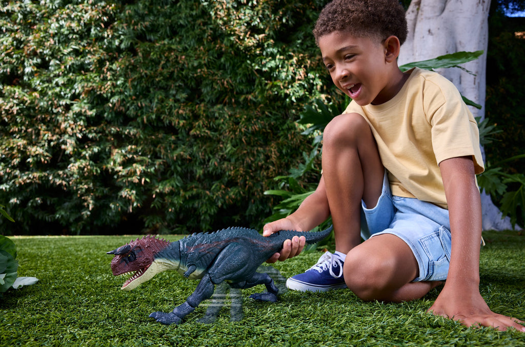 Koşan ve kükreyen Jurassic World Carnotaurus dinozor aksiyon figürü ve dijital oyun