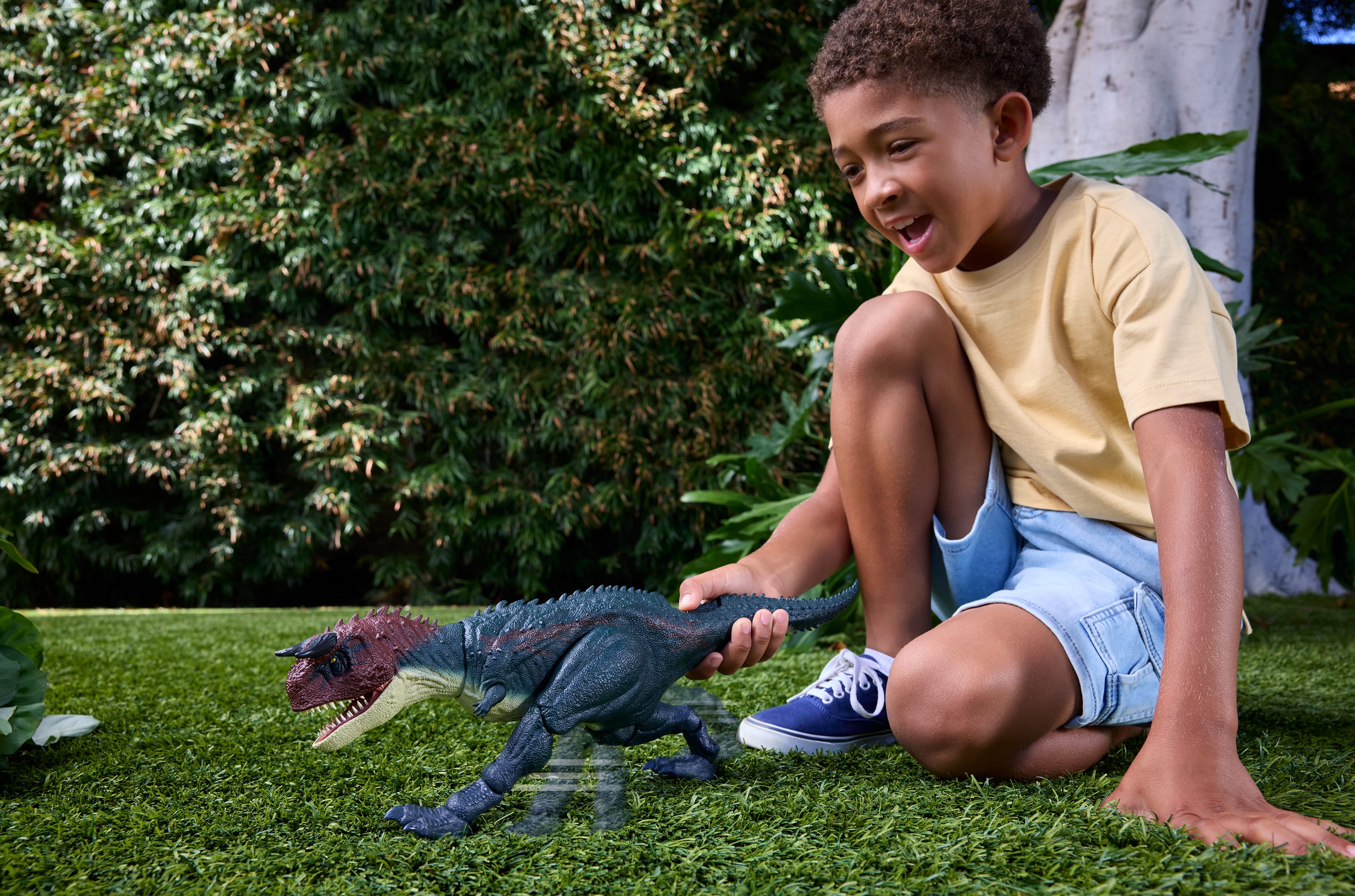 Koşan ve kükreyen Jurassic World Carnotaurus dinozor aksiyon figürü ve dijital oyun