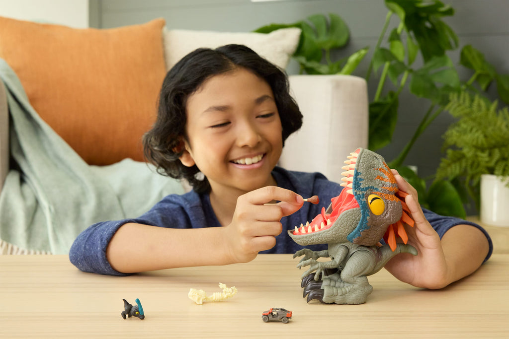 Jurassic World İnteraktif Velociraptor Figürü, yutma ve ağzından fırlatma özellikli interaktif dinozor