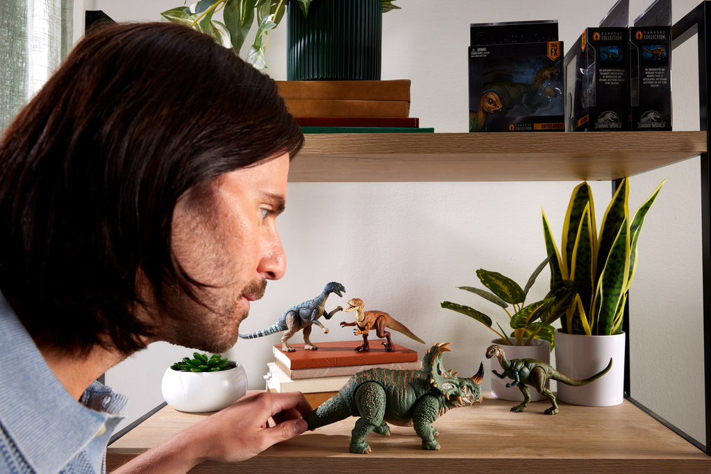 Eklemleri bükülebilen, büyük ölçekli delüks Jurassic World Hammond Koleksiyonu Sinoceratops aksiyon figürü