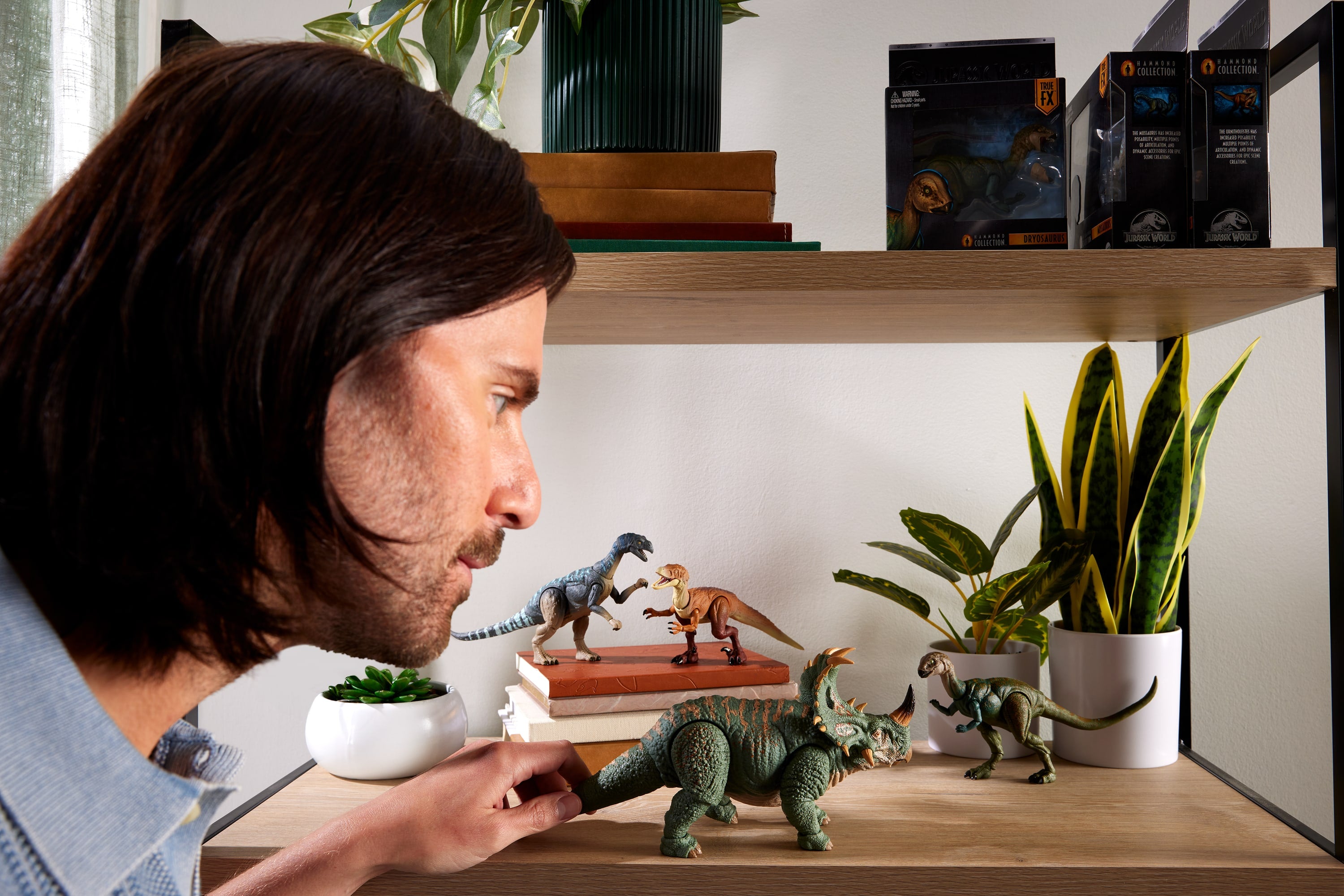 Eklemleri bükülebilen, büyük ölçekli delüks Jurassic World Hammond Koleksiyonu Sinoceratops aksiyon figürü