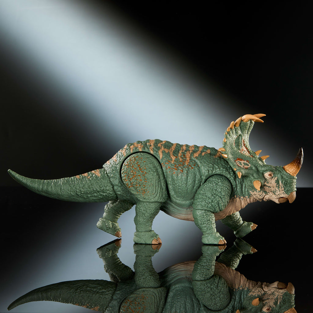 Eklemleri bükülebilen, büyük ölçekli delüks Jurassic World Hammond Koleksiyonu Sinoceratops aksiyon figürü