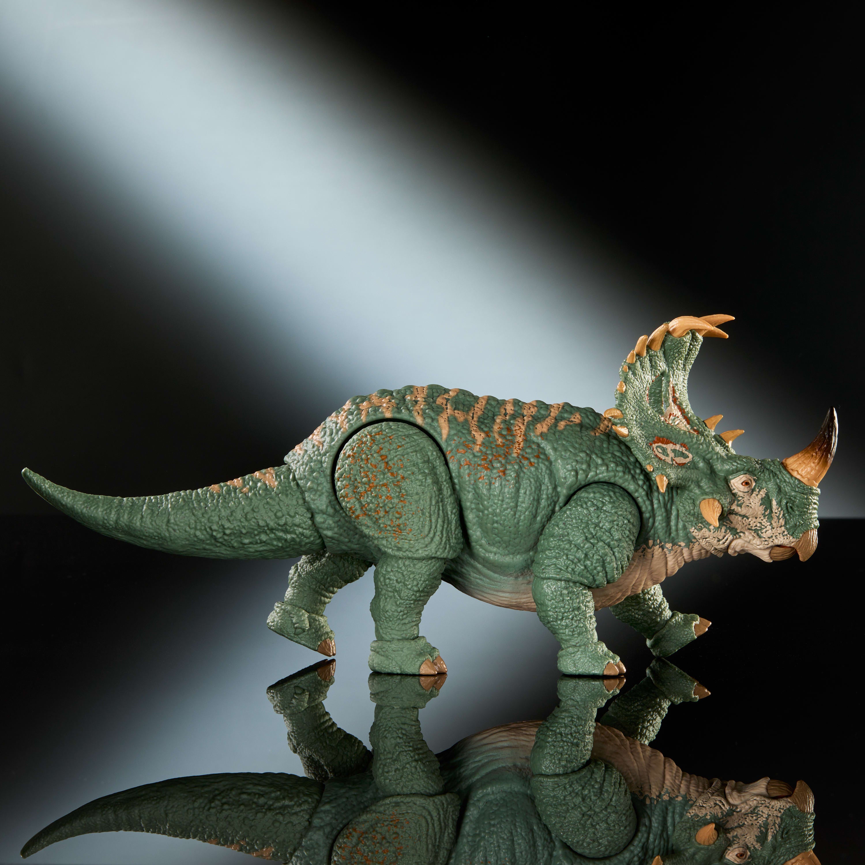 Eklemleri bükülebilen, büyük ölçekli delüks Jurassic World Hammond Koleksiyonu Sinoceratops aksiyon figürü