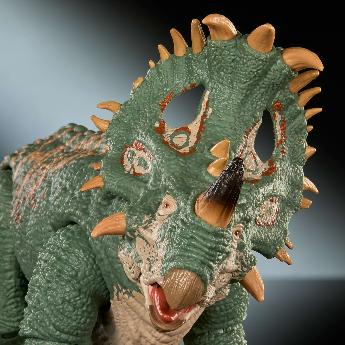 Eklemleri bükülebilen, büyük ölçekli delüks Jurassic World Hammond Koleksiyonu Sinoceratops aksiyon figürü