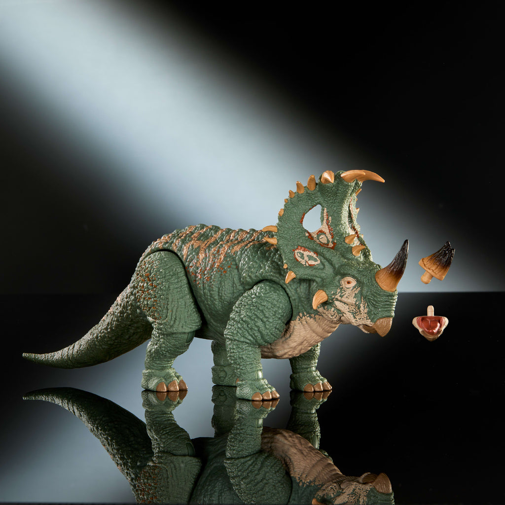 Eklemleri bükülebilen, büyük ölçekli delüks Jurassic World Hammond Koleksiyonu Sinoceratops aksiyon figürü