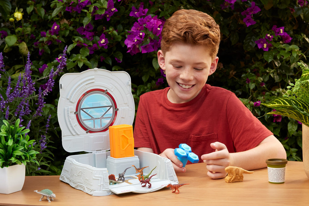 Jurassic World Duyusal Oyun Seti, çanta içinde 8 mini figür ve çark
