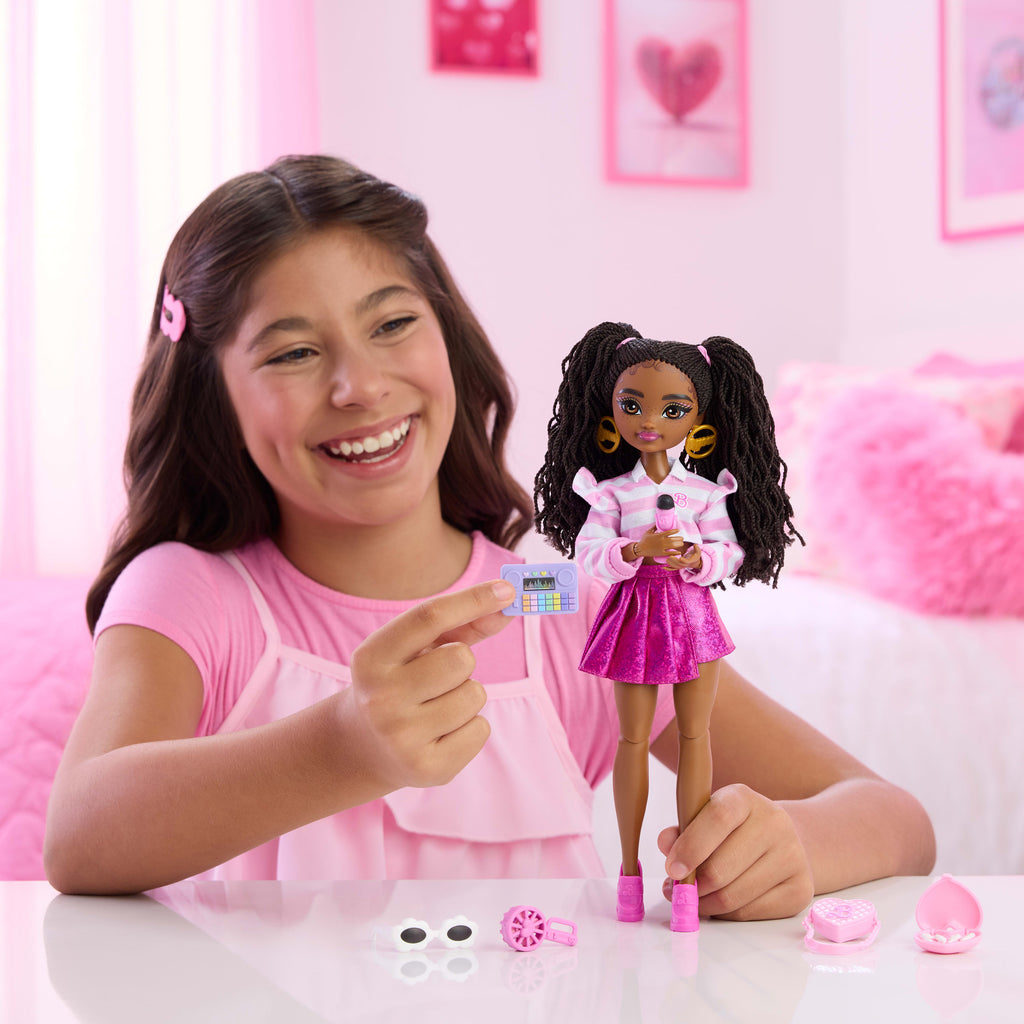 Eklemleri bükülebilen Barbie Dream Besties Barbie "Brooklyn" bebek ve aksesuarlar, temaya uygun parçalar