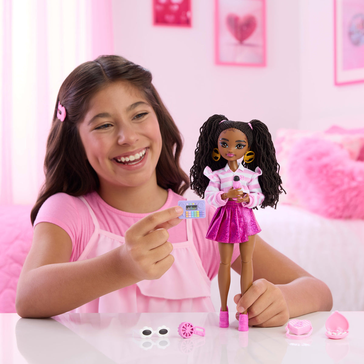 Eklemleri bükülebilen Barbie Dream Besties Barbie "Brooklyn" bebek ve aksesuarlar, temaya uygun parçalar