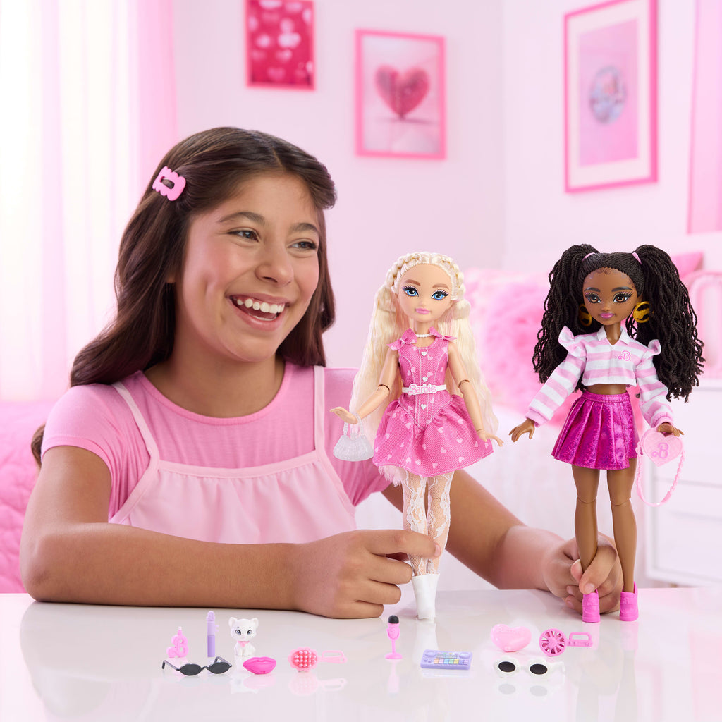 Eklemleri bükülebilen Barbie Dream Besties Barbie "Brooklyn" bebek ve aksesuarlar, temaya uygun parçalar