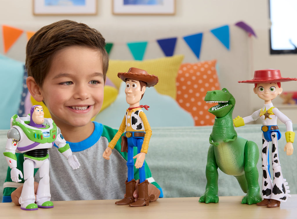 10 bükülebilir eklemi olan ve oyunlar için ideal boyutlu 18 cm'lik Disney Pixar Toy Story 5 Buzz Lightyear Aksiyon Figürü